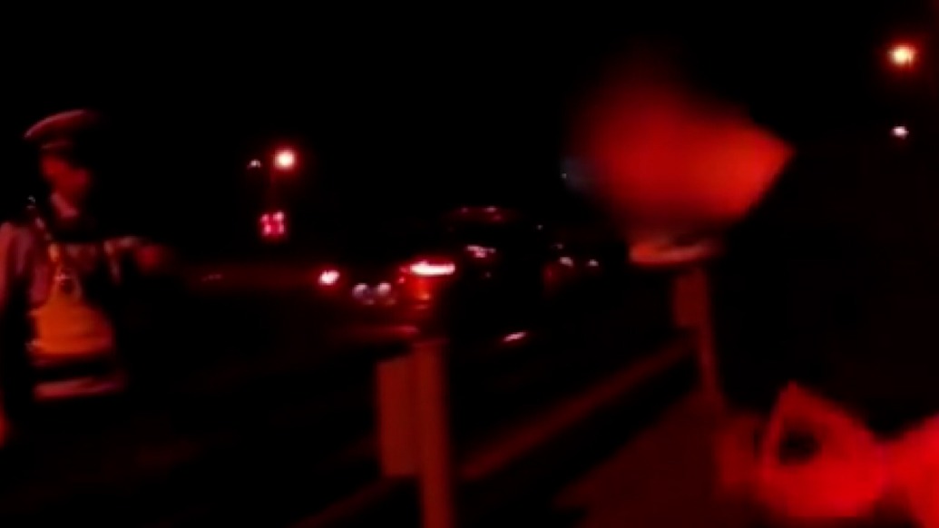 以为酒散了开车上路，司机遇上交警丢下车和妻子开溜