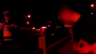 以为酒散了开车上路，司机遇上交警丢下车和妻子开溜