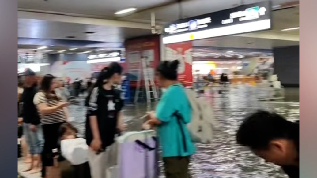 乘客拍到多人拎箱在积水中前行,武昌火车站工作人员最新回应:系负一层积水,目前已清理干净