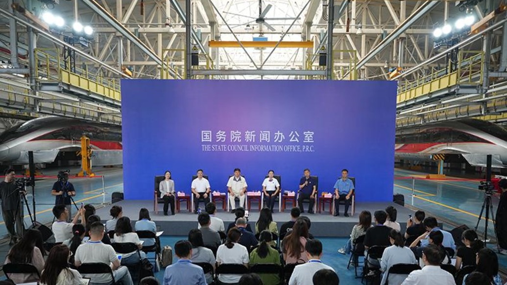 别开生面!钢铁巨龙作背景、基层先锋站C位,国新办这场见面会“移师”铁路生产一线
