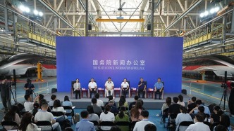 别开生面！钢铁巨龙作背景、基层先锋站C位，国新办这场见面会“移师”铁路生产一线