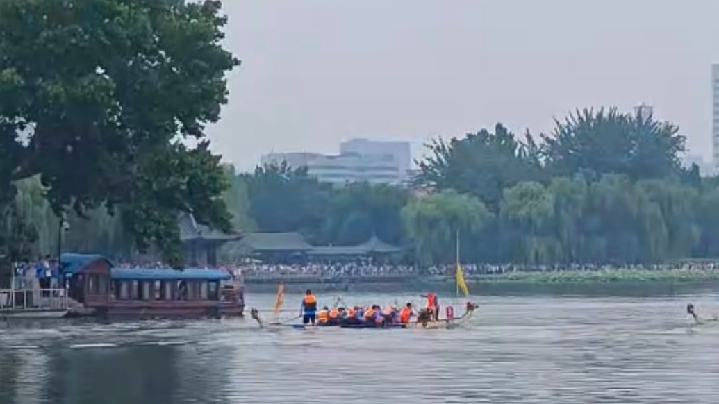 济南大明湖龙舟赛正式鸣锣开赛！湖面龙舟竞相飞驰 