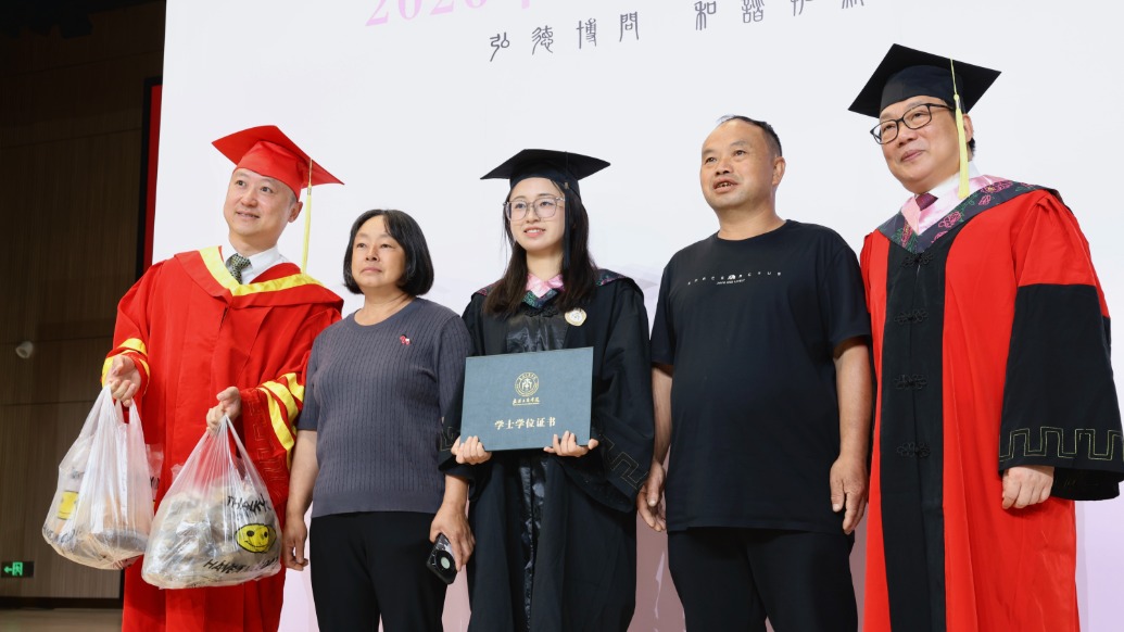 武汉一高校助力山区女孩父母来校见证毕业典礼，学生上台拿出手作特产赠予校长