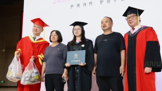武汉一高校助力山区女孩父母来校见证毕业典礼，学生上台拿出手作特产赠予校长