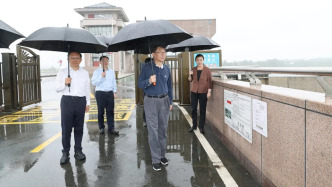 端午节当天，河南省委书记冒雨赴信阳出山店水库察看运行情况