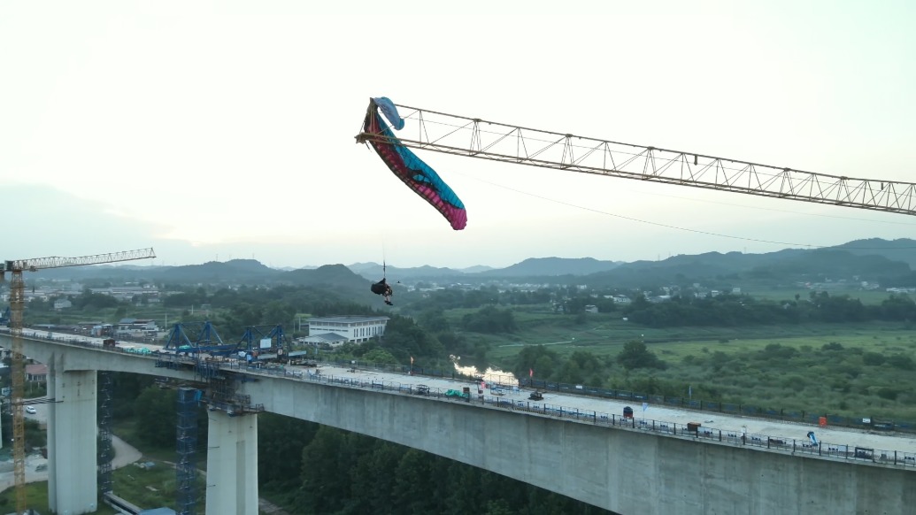 滑翔爱好者飞行时被挂在60多米高塔吊上，四川南充消防高空救援画面曝光