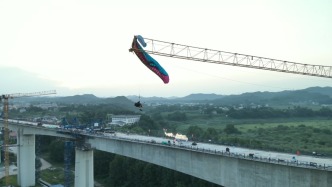 滑翔爱好者飞行时被挂在60多米高塔吊上，四川南充消防高空救援画面曝光