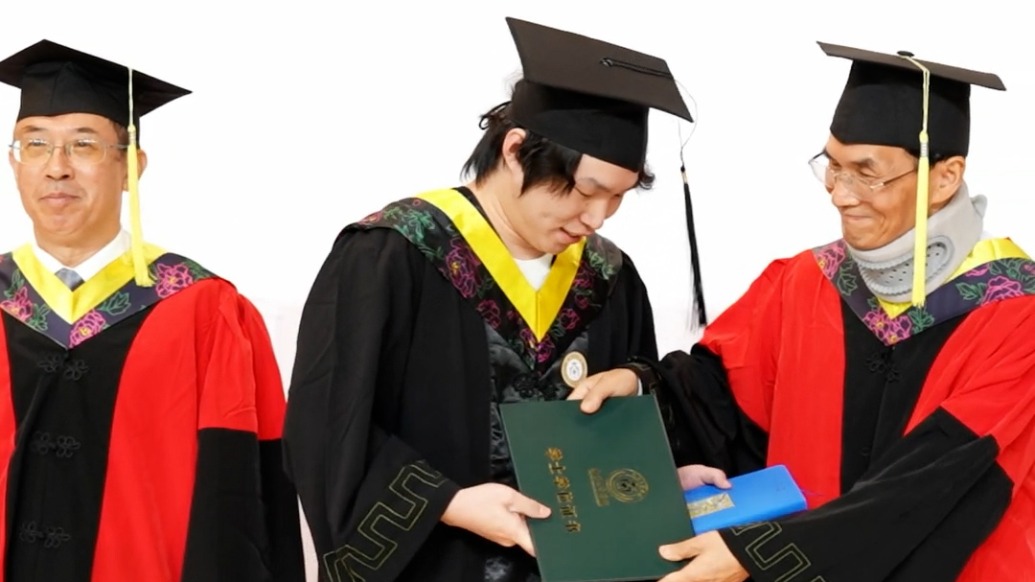 武汉六旬教授术后戴颈托为毕业生颁发学位证书，学生上台俯身低头回应