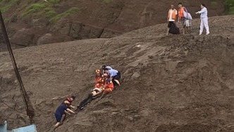 重庆一船员突发肢体偏瘫被困长江岸边淤泥滩，海事等多方力量联合施救