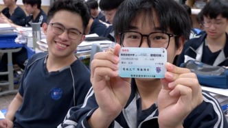 学校送给高三学生“母校通行证”：不用担心毕业后回母校麻烦，想来随时来