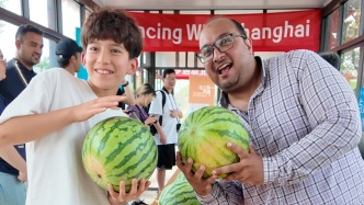 在“国际吃瓜大赛”品尝超甜西瓜，外国友人爱上沪上美丽乡村