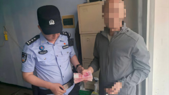偷走他人车内两万元现金，盗窃惯犯“围观”办案直接被抓