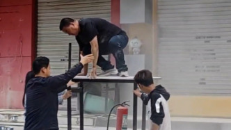 “都是邻居，看见了就要帮忙”，二楼阳台起火，他们摞起桌子帮扑救