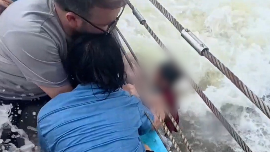 广东阳江一男童遭海浪卷至护栏外，一群陌生人伸手拽回