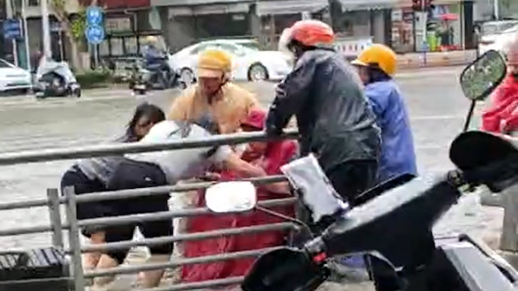 安徽滁州暴雨,积水困住轮椅老人,多名路人伸手解围