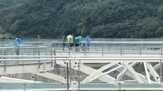 河南新乡一景区回应“高空玻璃栈道破损”：小孩用伞不慎戳击导致，玻璃整体安全不受影响