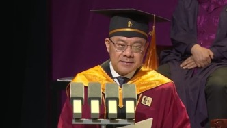 毕业礼物“天花板”！上戏校长黄昌勇宣布：学位服可以带回家