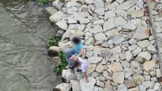 “这水好深，相当危险”，江西吉安警方无人机空中喊话，一天劝离6名江边戏水未成年人