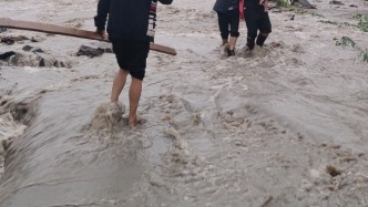 两小时转移1876人，陕西镇巴县极端暴雨实现“零伤亡”
