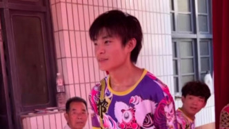舞狮少年“撞脸”易烊千玺走红，狮队负责人：他说希望大家喜欢我是因为舞狮，而不是像谁
