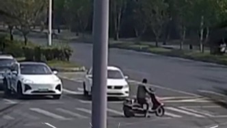 成都一司机多次故意闯红灯、逆行、碾压实线险撞非机动车，被行拘8日驾驶证记41分