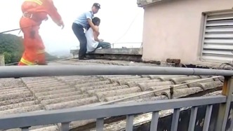 “我是警察叔叔，我帮助你！”民警飞身越过护栏劝导救下欲跳楼女子