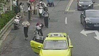 “我们来帮你开道！”幼童在街头突发疾病，交警5分钟极限送医