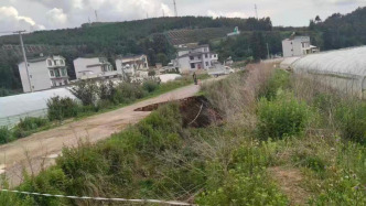 云南曲靖一乡村道路塌陷出现深坑，乡政府：专家将到场勘察