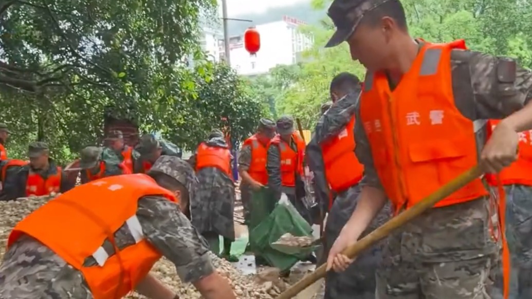 广西凌云县突发强降雨河道涨水漫至主干道,武警携装备紧急救援