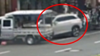违停共享电单车被汽车撞倒砸伤行人，交警：运营企业承担事故次责