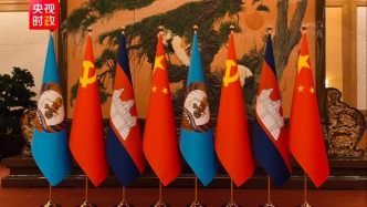 习近平会见柬埔寨人民党主席、参议院主席洪森
