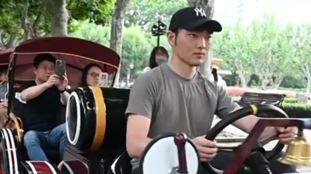 玩法又增多了,上海复兴公园开行免费夜间“小火车”