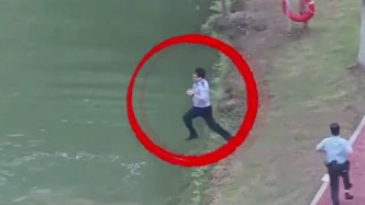 女子跳入人工湖，派出所所长纵身一跃下水牢牢拉住
