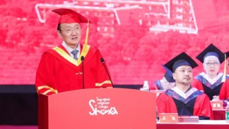 徐建光以校长身份出席上海视觉艺术学院毕业典礼，曾任华山医院院长