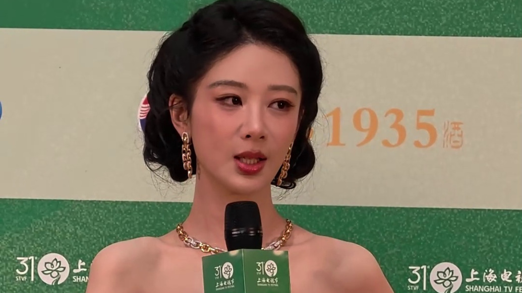 白玉兰最佳女主角杨紫：四次来到白玉兰，第一次站在台上