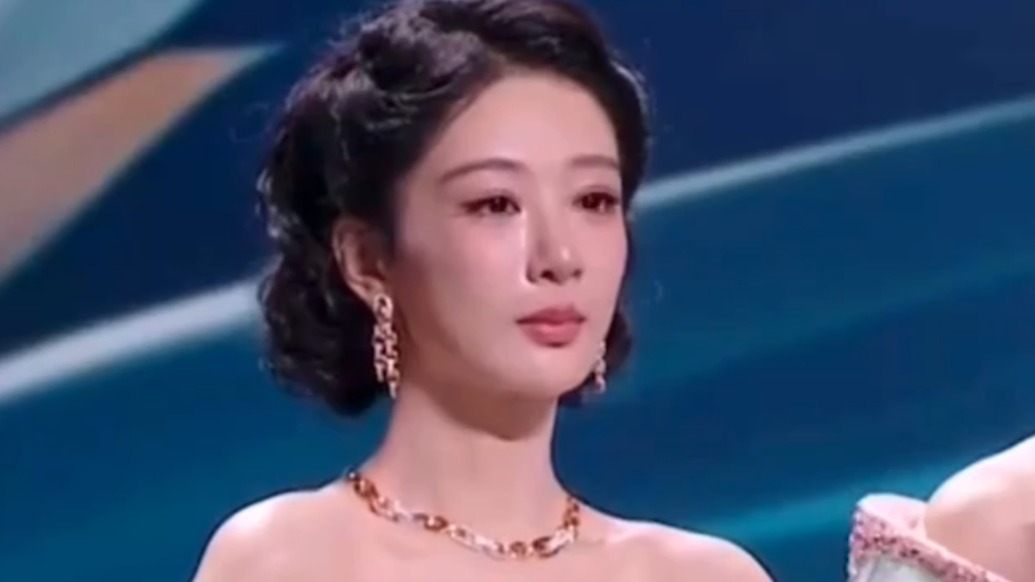 摘得白玉兰最佳女主角后，喜极而泣的杨紫现场获赠氧气罐