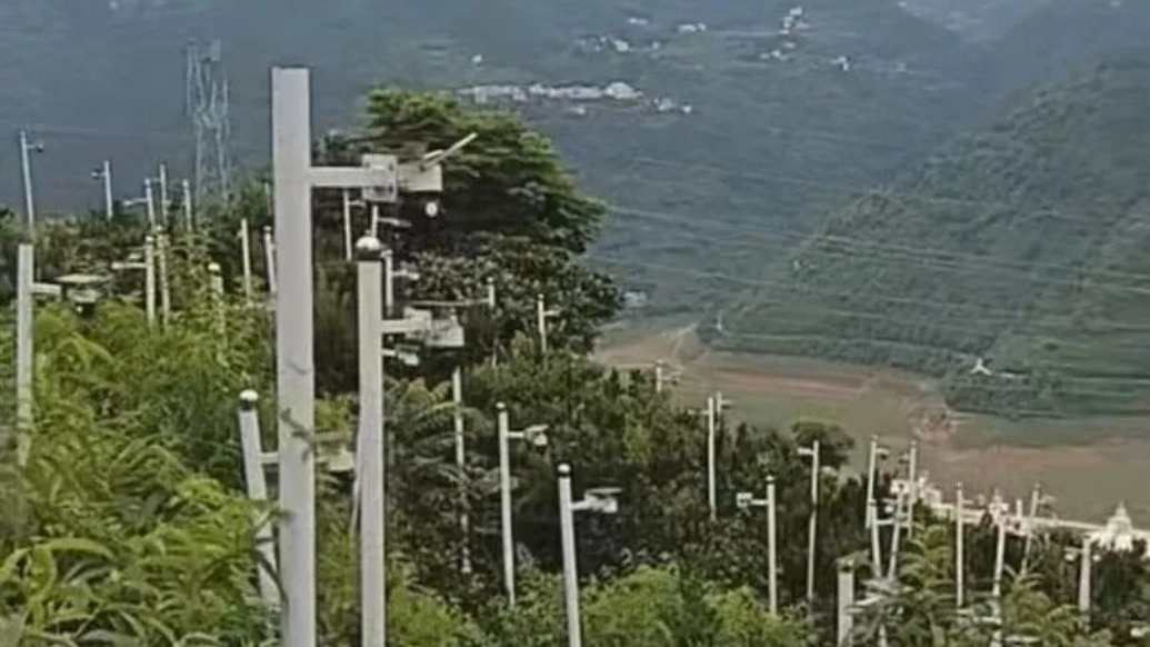 湖北恩施巴东县一果园里立满监控？镇政府：区域为高速沿线管控范围，已制止后续安装