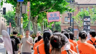这群市民艺术夜校学员沿着上海红色足迹，边走边学中医养生