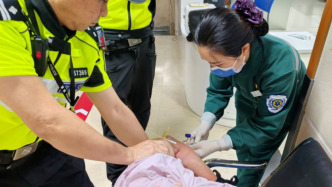 醉驾男子血检现场听信损友支招拔腿就跑，交警当场拿下