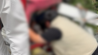 货车侧翻油箱哗哗漏油，他们冲上前救人！一句“嘴笨事上见”诠释真诚
