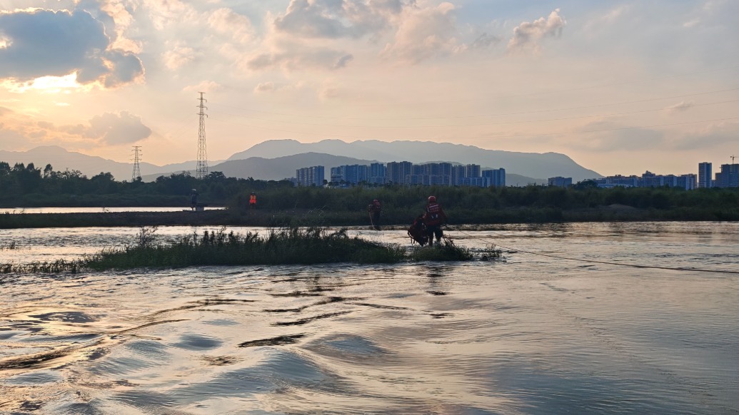 一家四口垂钓遇涨潮被困河滩,消防涉水救援帮助脱险