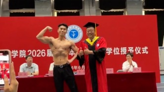 你在闹，他在笑！毕业生“秀”肌肉院长笑着点赞：院长对积极锻炼身体表达了认可