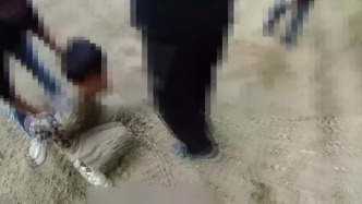 警方第一视角甘蔗地追击！广西警方破获一起运输毒品案，现场缴获十余克海洛因