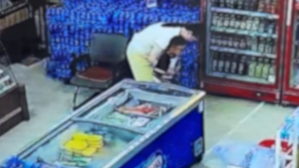 喉咙里卡了一枚硬币,男童冲进小卖部求助,店员用海姆立克法化险为夷