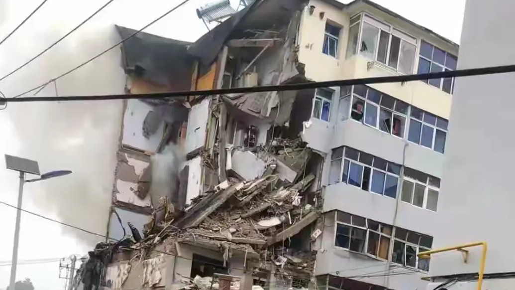 辽宁葫芦岛一居民楼发生疑似液化气泄漏闪爆：致8人轻微伤，3人失联正联系搜救