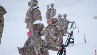 高原上最帅的身影！新疆军区某旅官兵们，在6月的风雪中展开试炼
