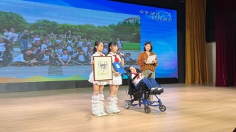 罕见病少年维洛的小学毕业典礼上，妈妈说“我也毕业了”