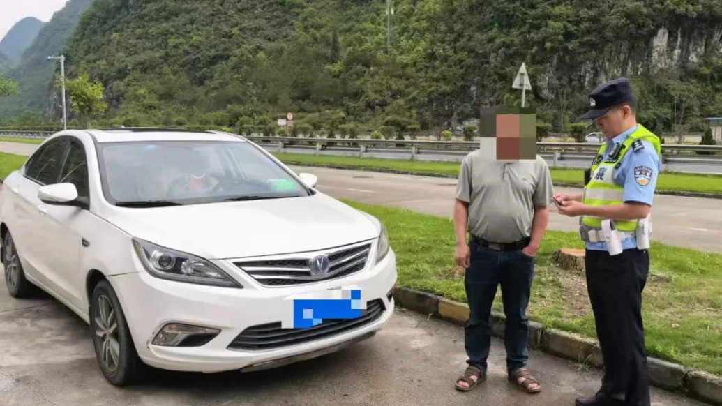 “我有证,别人帮我买的!”司机无证驾驶冲卡逃检被行拘
