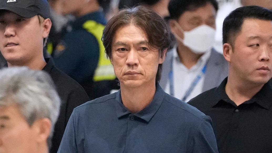 “洪明甫滚蛋”！韩国队出局后凌晨回国，前主帅遭球迷怒骂