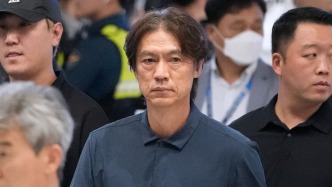 “洪明甫滚蛋”！韩国队出局后凌晨回国，前主帅遭球迷怒骂